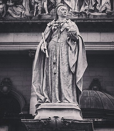 그녀의 더욱 엄격한 모습